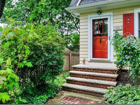 3rd image of 2233 Maplewood Rd