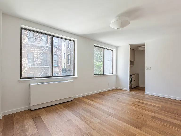 239 E 10th St #3A — Photo 4