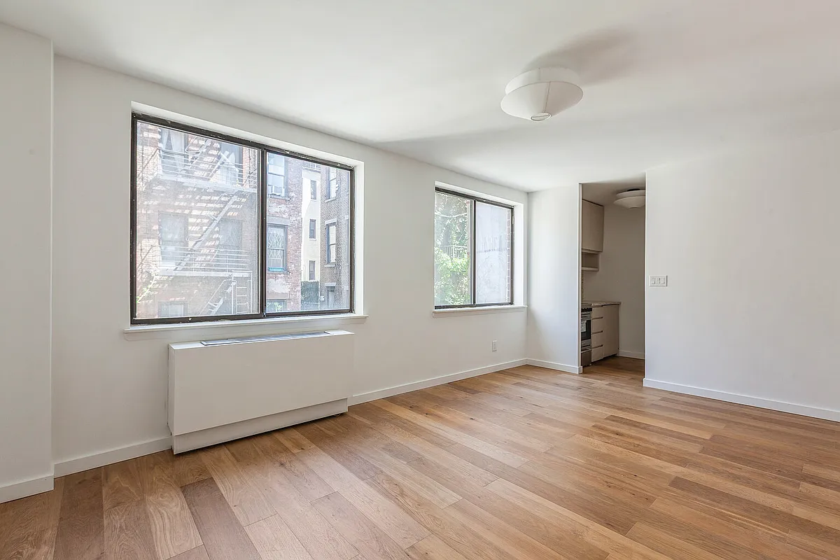 Building Photo - 239 E 10th St #3A
