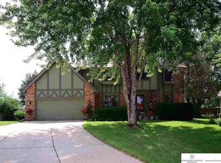 15805 Douglas Cir, Omaha, NE 68118