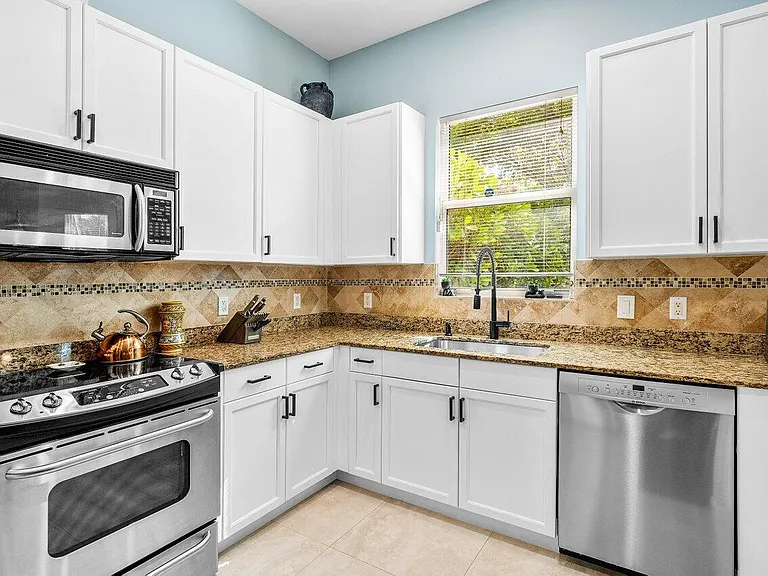 1875 Highland Grove Dr — Photo 9