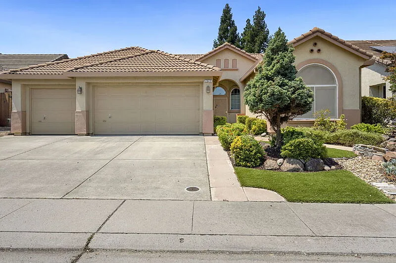 4 bed, 2.0 bath, 1968 sqft, $3,045 — Photo 1