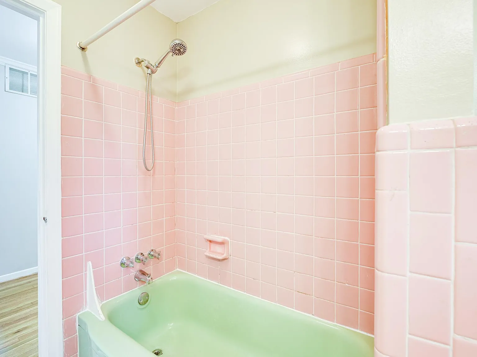 4 bed, 2500 sqft, $4,000 — Photo 3