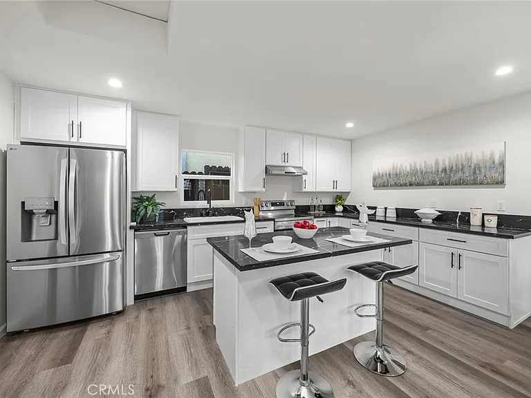 577 N Chester Ave — Photo 5
