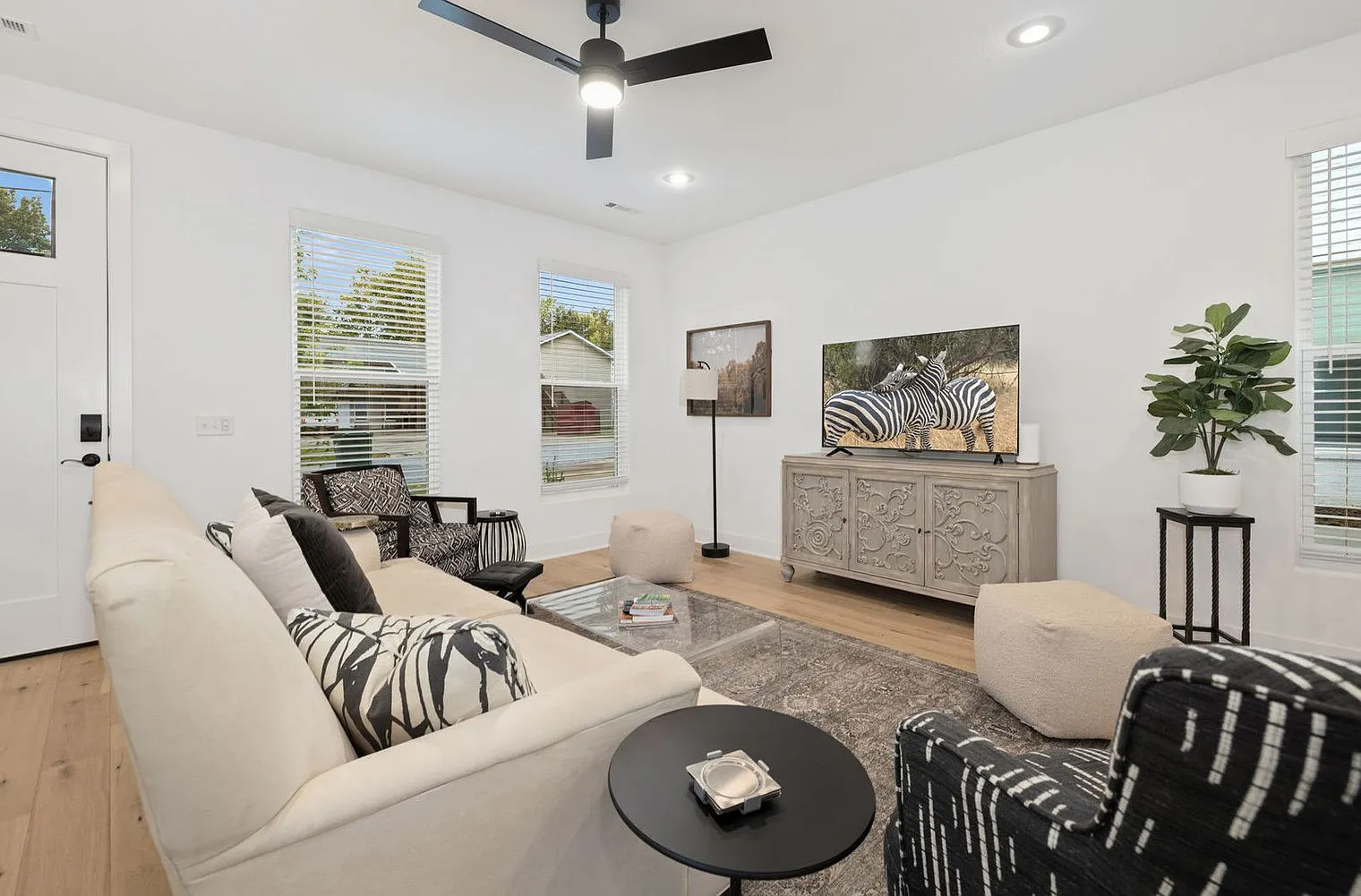 2 bed, 2.0 bath, 1291 sqft, $4,579 — Photo 3