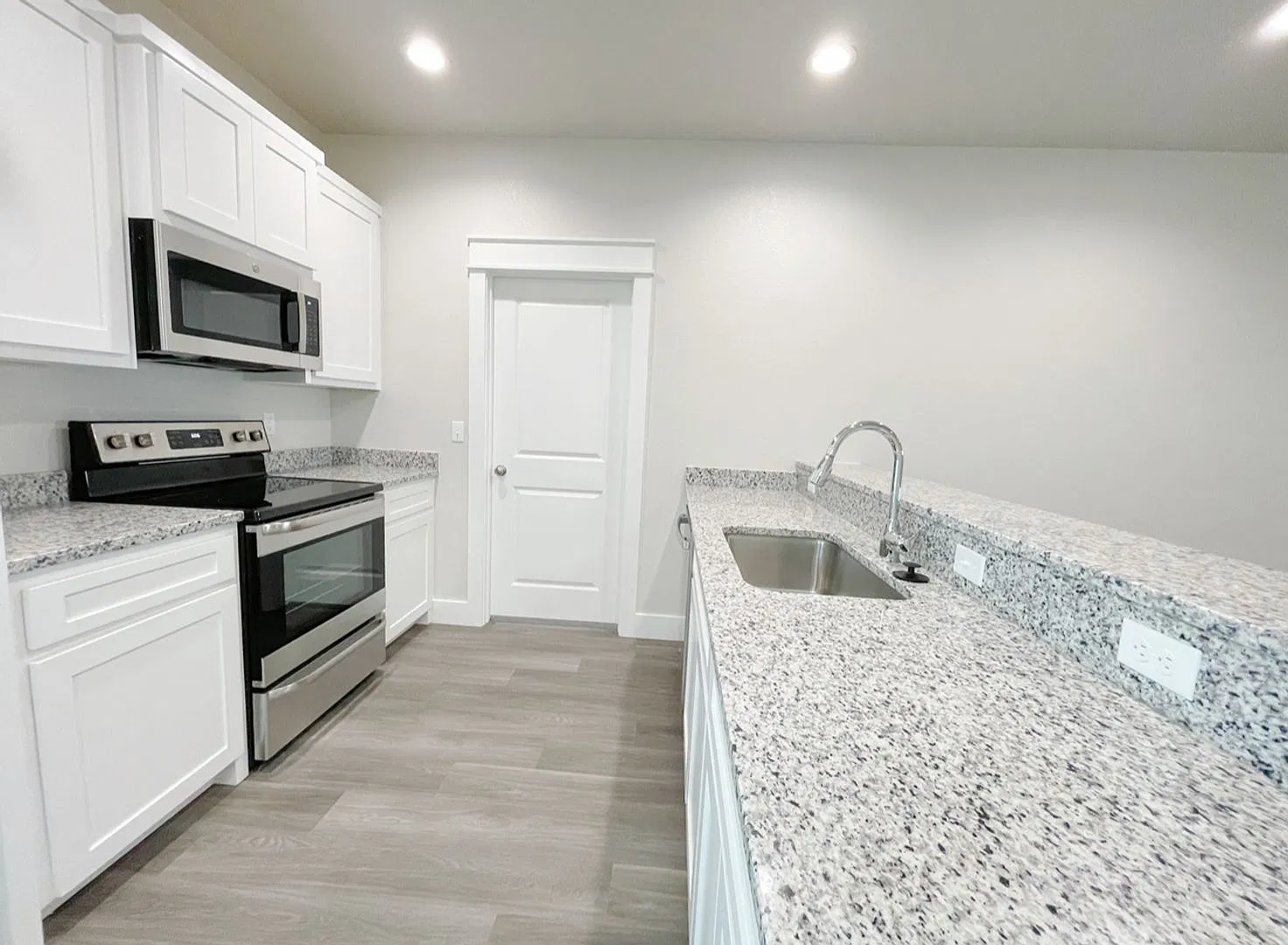 Cozy 3 bed, 2 bath close to City Center — Photo 3