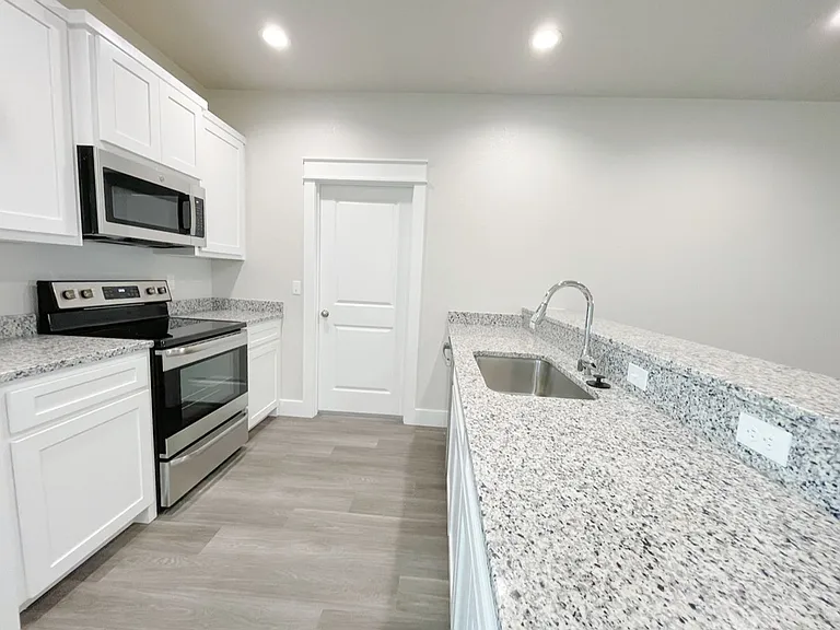 49 Middle St — Photo 2