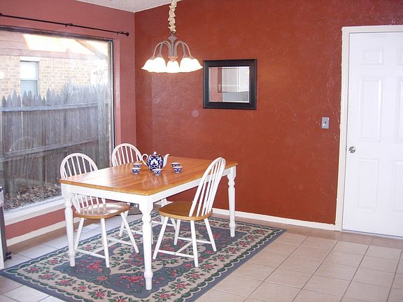 Eat in Area in Kitchen- Lots of Sunlight!