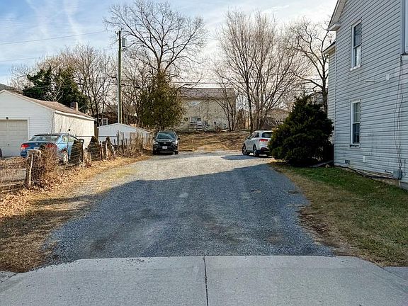 3rd image of 24 N Pleasant Valley Rd