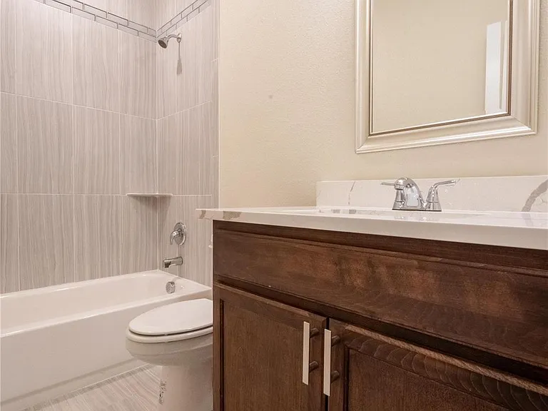 3239 Pine St — Photo 2