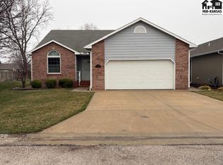 341 Kisiwa Village Rd, Hutchinson, KS 67502