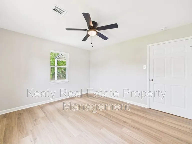 908 Saint Charles St — Photo 22