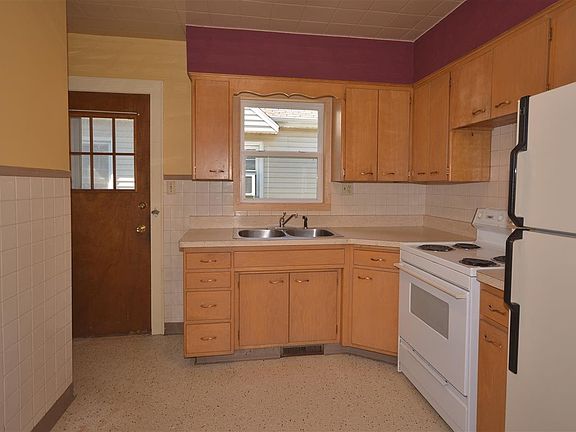 5th image of 701 N 42nd Ave W