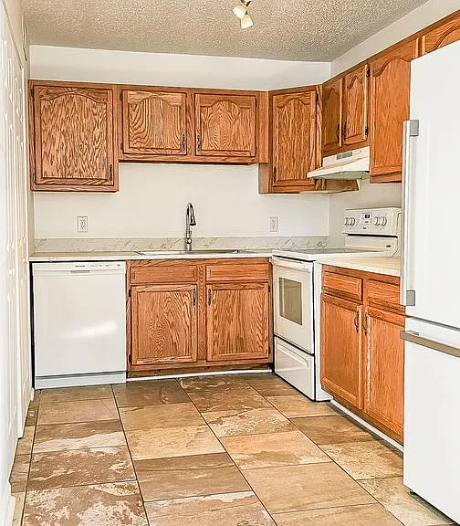 Beautifully updated 4 Bedroom/2 Bathroom downstairs apartment — Photo 25