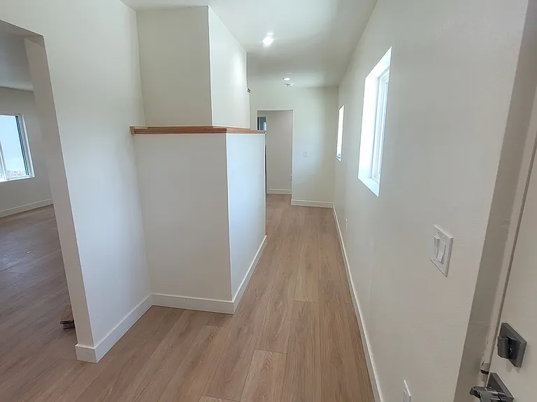 566 W H St — Photo 12