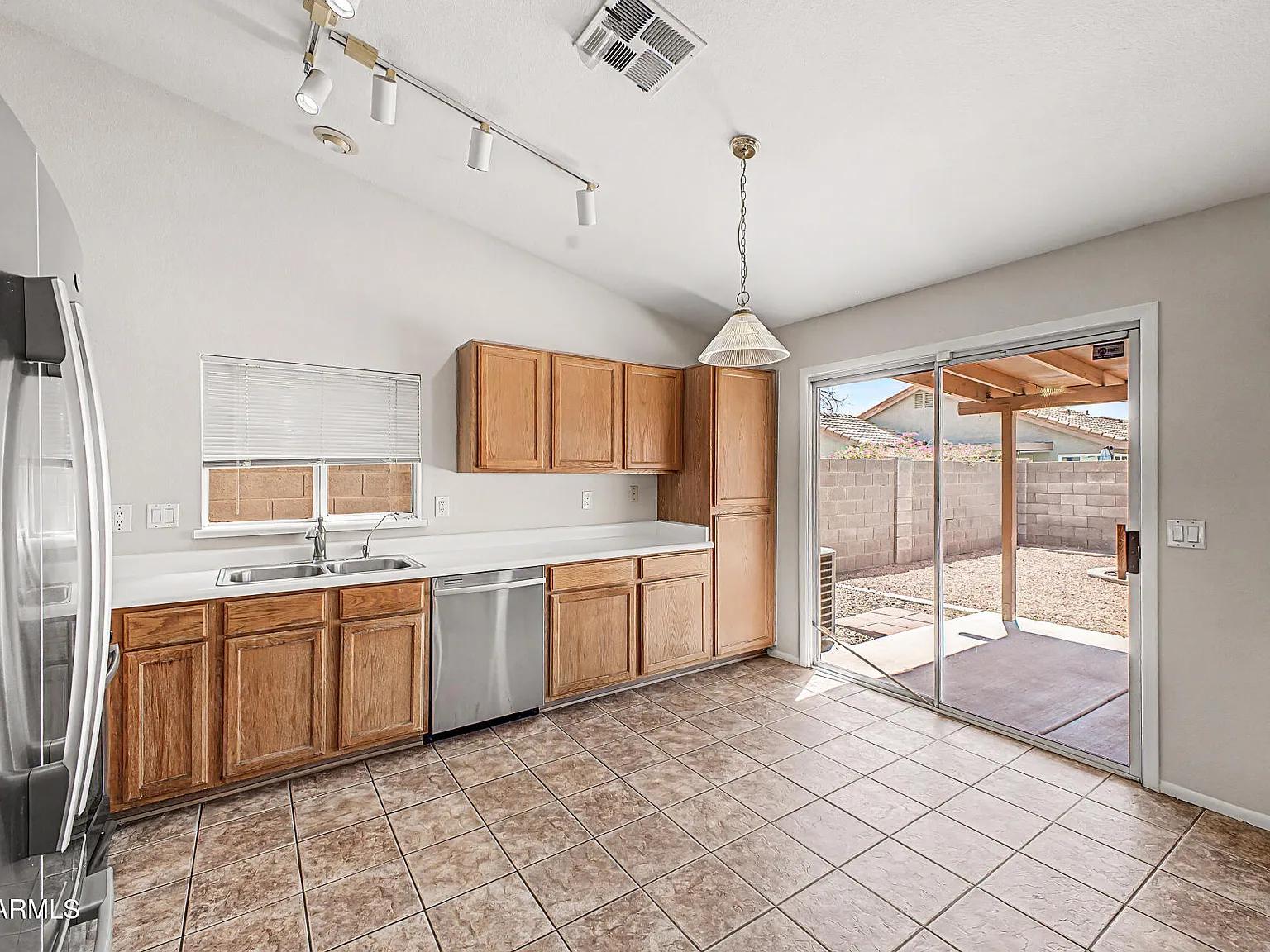 3 bed, 2.0 bath, 1417 sqft, $1,900 — Photo 4