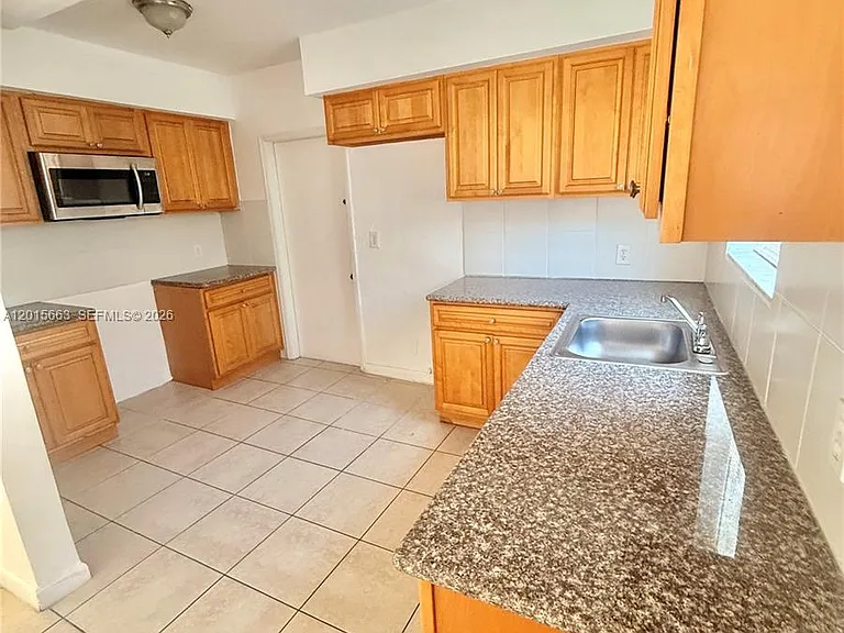 1903 Thomas St #8 — Photo 2