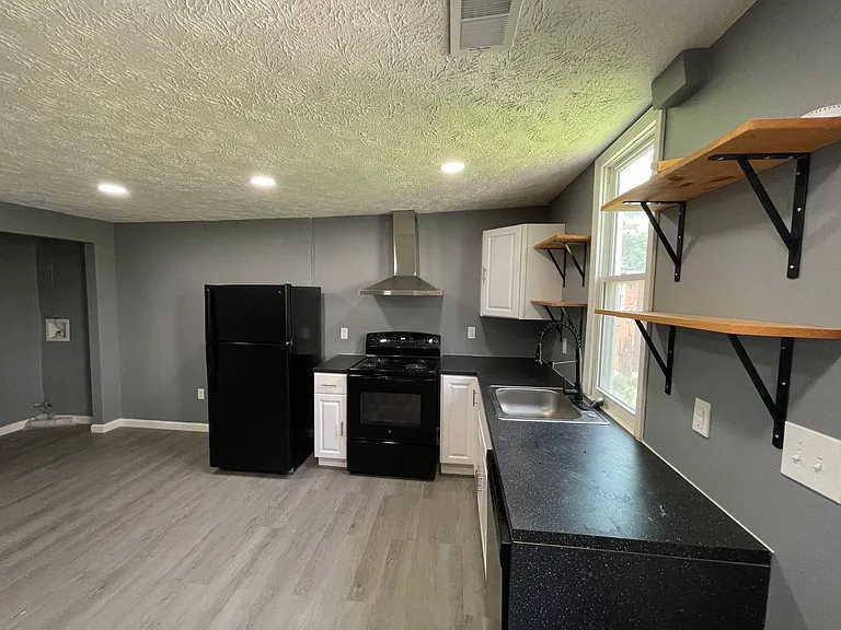 1027 Salter Way — Photo 3