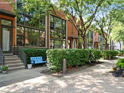 916 N Howe St, Chicago, IL, 60610