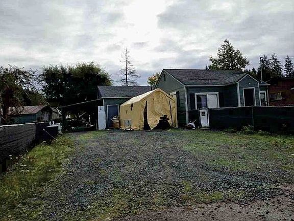 3rd image of 579 Surrey Ln