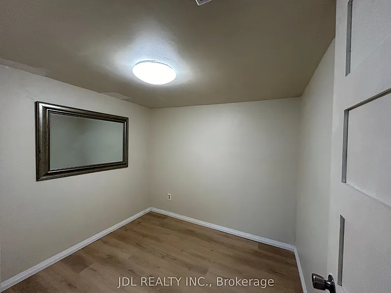 21 Squires Ave — Photo 7