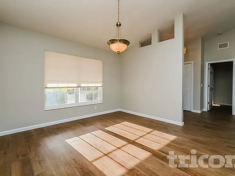36 Redbay Ct W — Photo 5