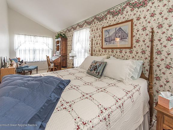 2nd image of 16 Morning Glory Ln