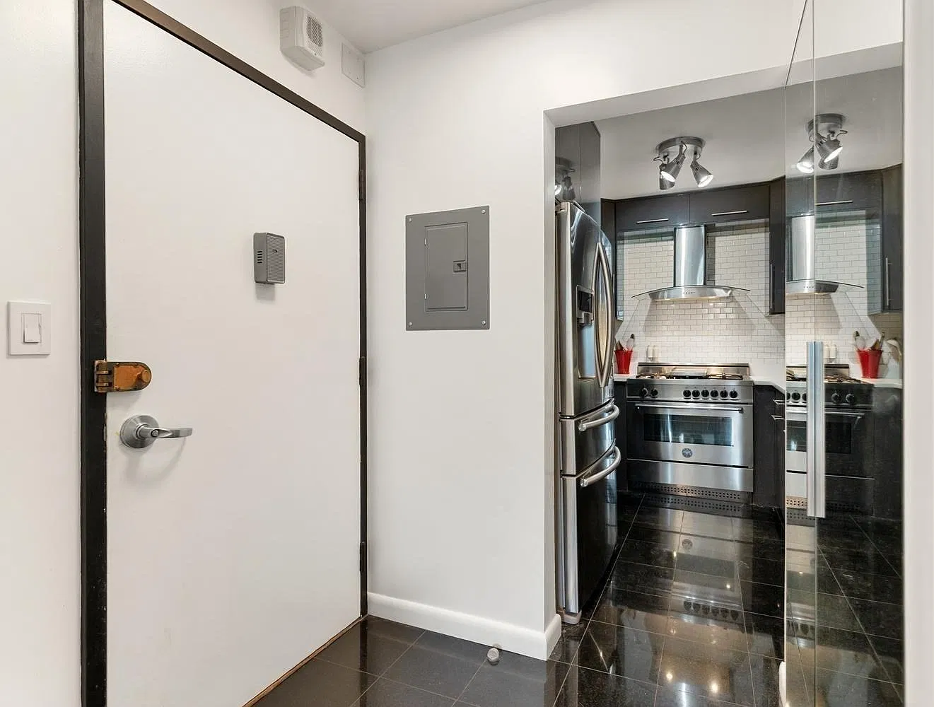 2 bed, 2.0 bath, 1050 sqft, $4,500 — Photo 3