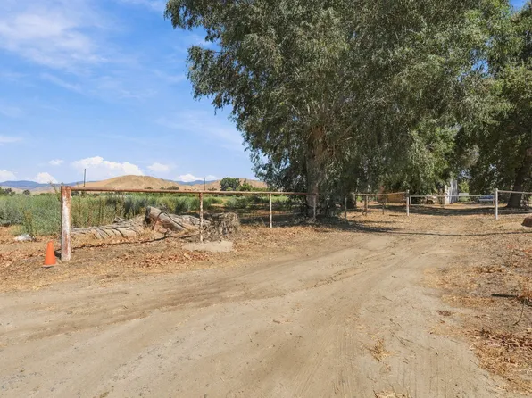 Main Drive, Woodlake, CA 93286