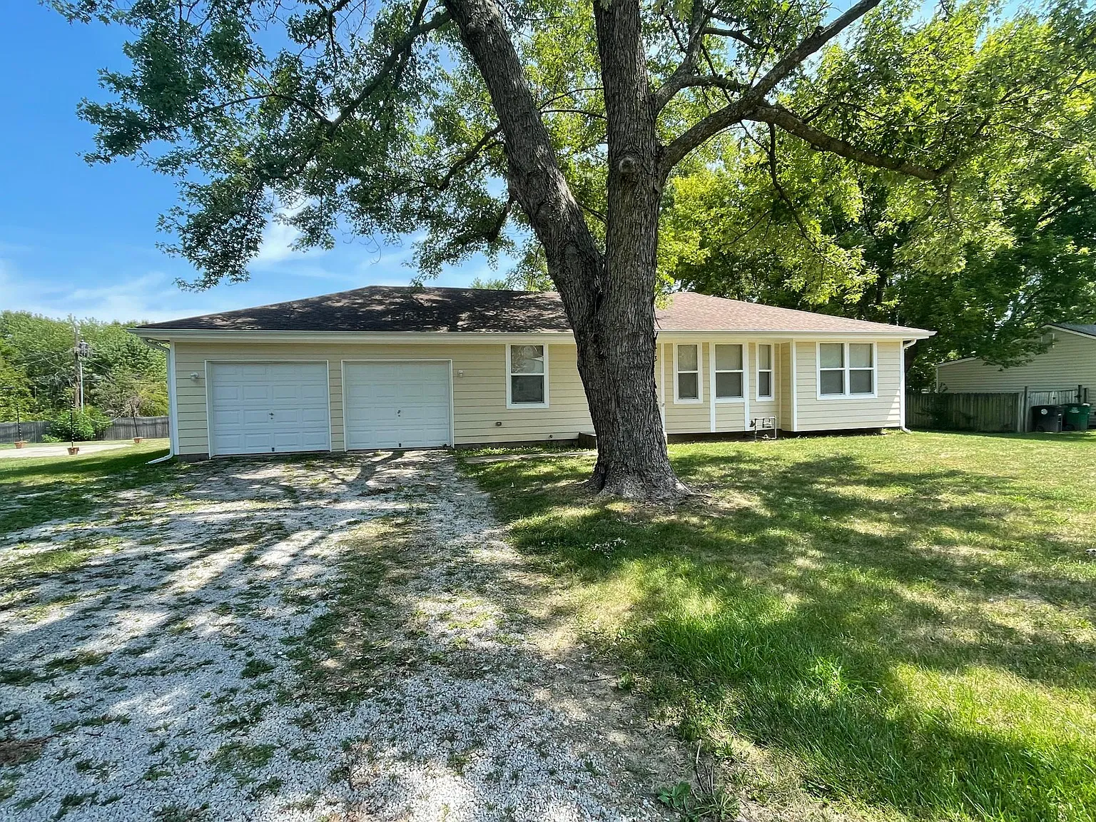 3 bed, 1.5 bath, 1200 sqft, $1,800 — Photo 2