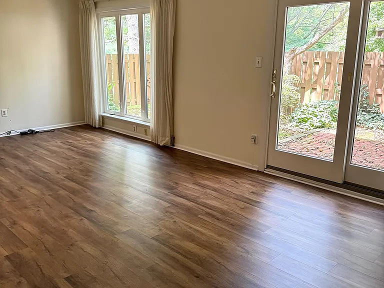 130 Westbury Ct — Photo 2