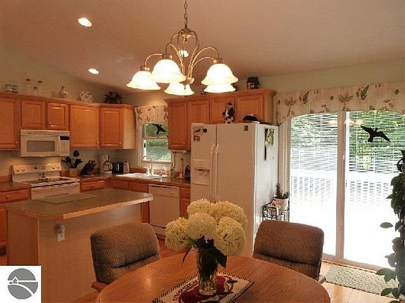 2nd image of 19471 Pine Woods Dr