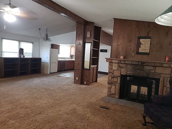 3rd image of 401 Stone Oak St