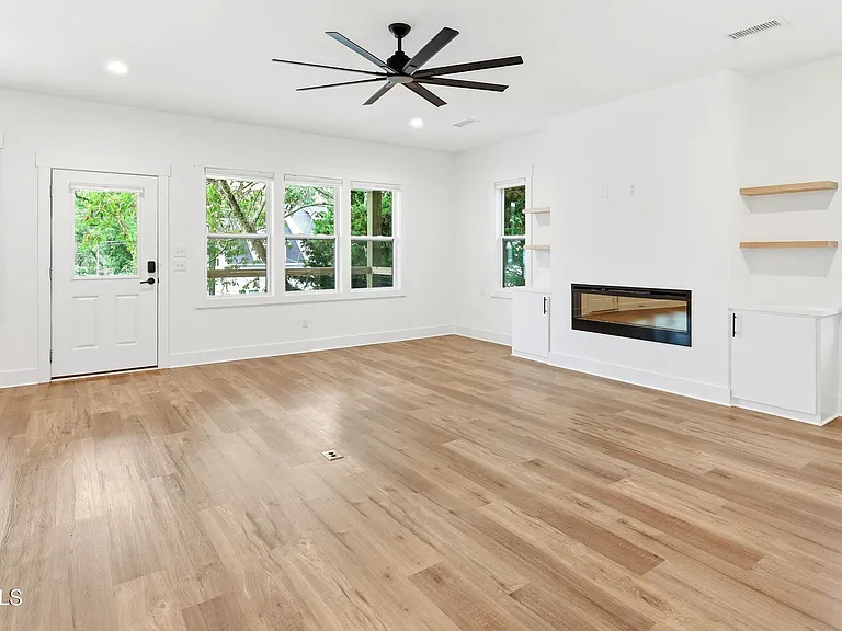 213 Myrtle Ave — Photo 12