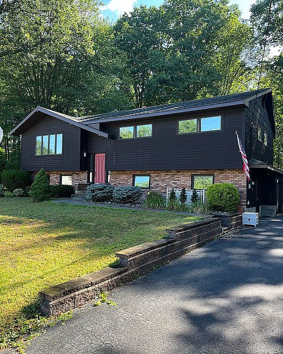 1st image of 7 Ashley Dr