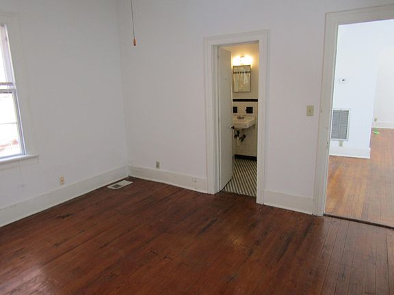 larger of 2 bedrooms