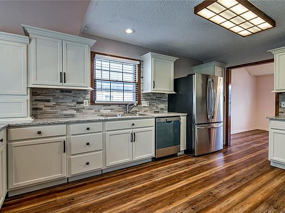 4th image of 1720 Dunwich Dr