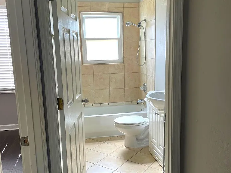 4909 S Claiborne Ave — Photo 7