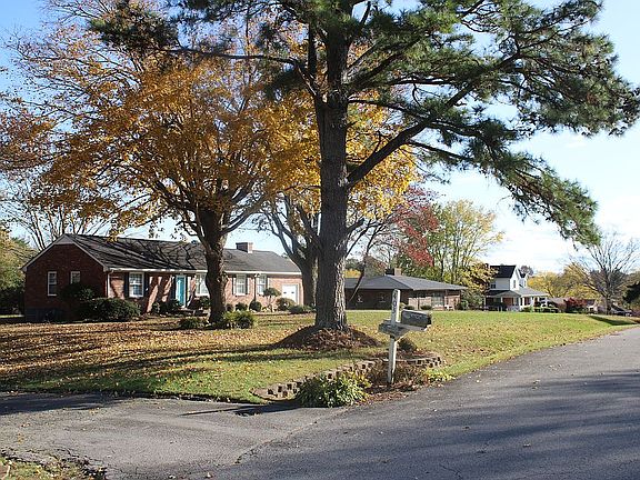 4th image of 405 Lacy Ln