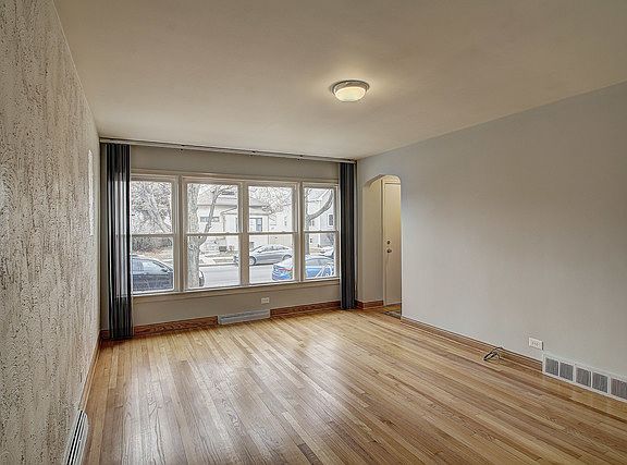 3rd image of 3538 N Oak Park Ave