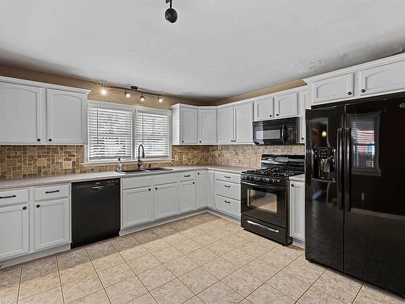 2nd image of 520 W Warwick Dr