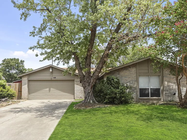 618 Thornwood Trl — Photo 1