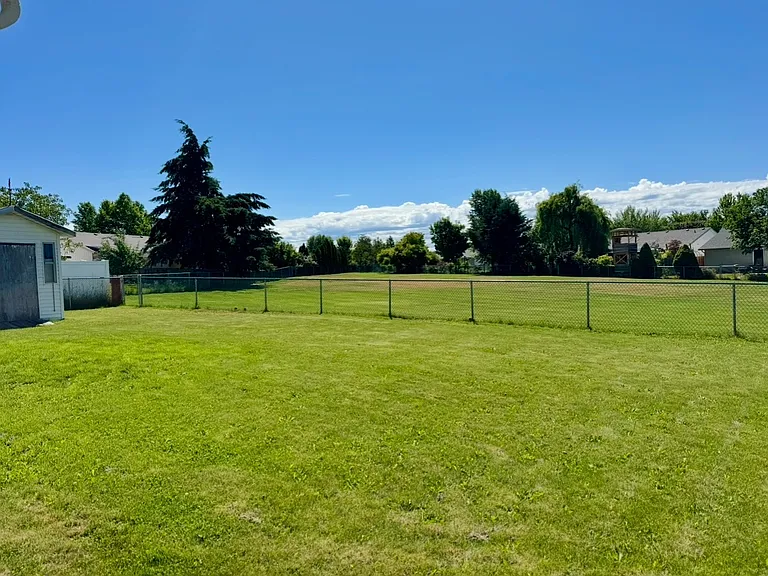 1110 E Singing Hills Dr — Photo 13
