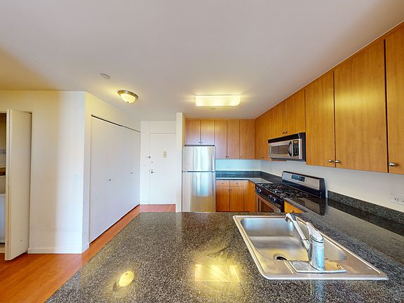 5th image of 455 Main St APT 10H