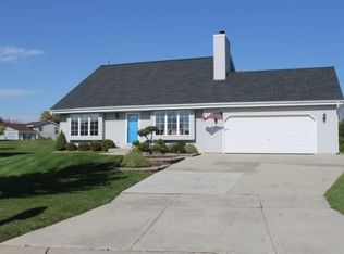 8335 S Golden Fields Dr, Oak Creek, WI 53154