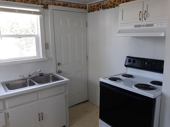 Double Sink
Electric Range
Fridge