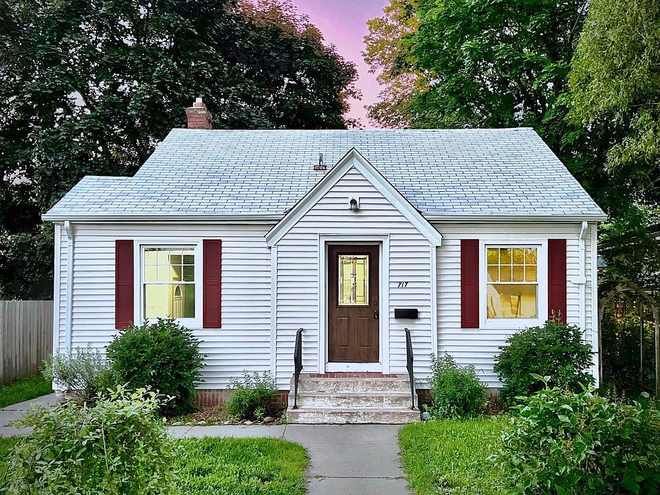 1st image of 717 36 1/2 Ave NE