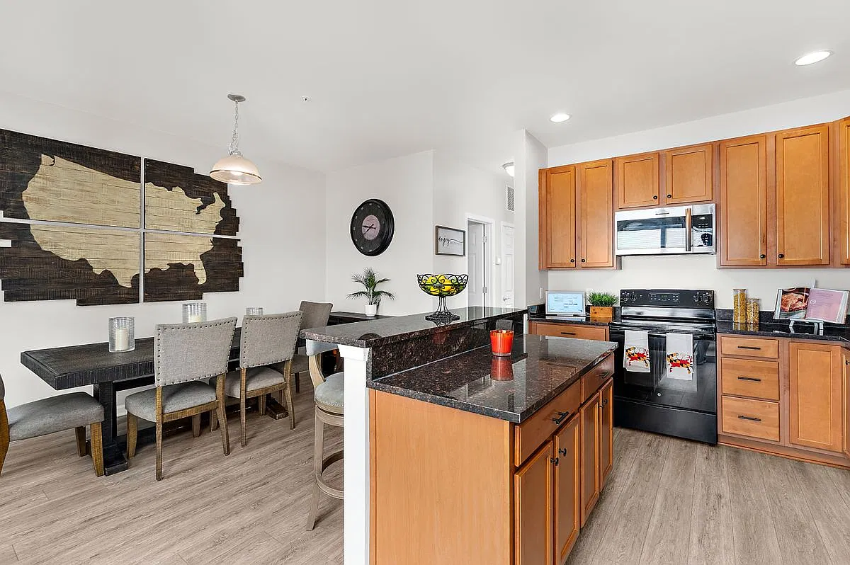 4 bed, 2.5 bath, 1880 sqft, $2,800 — Photo 3