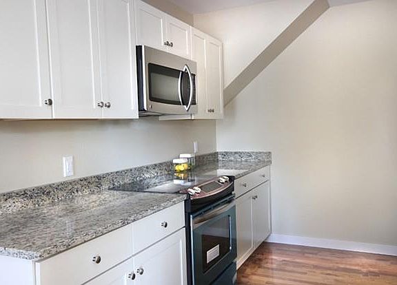 3rd image of 99 Essex St APT 12