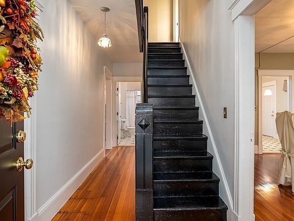 4th image of 38 Winsor St